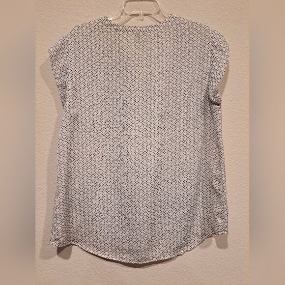 Hilary Radley v neck cap sleeve blouse white with black geometric design size L - Picture 4 of 6